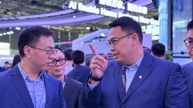 Wamenkomdigi Angga Raka Prabowo Berbagi Pengalaman Transformasi Digital di MWC 2025