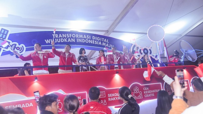 Karnaval Kemerdekaan, Kemkomdigi Tampilkan Ponsel Raksasa dan Robot AI