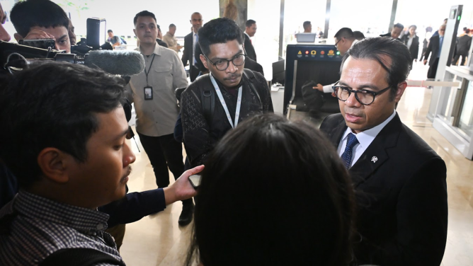 Wamen Nezar: Aturan AI Akan Dibuat Spesifik untuk Kesehatan, Pendidikan, hingga Keuangan