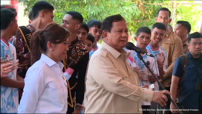 Menkomdigi Dampingi Presiden di Miangas, Bagikan Konektivitas Internet dan HP ke Seluruh KK