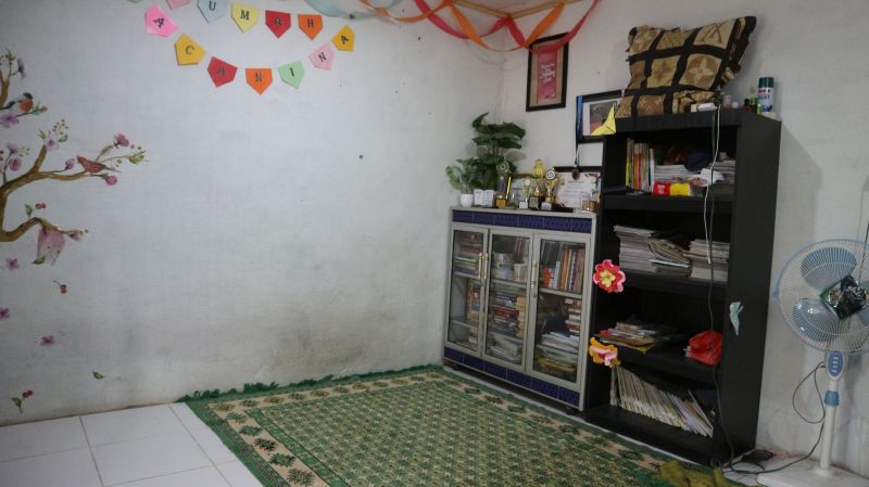 Area baca dan koleksi buku Rumah Baca Nina