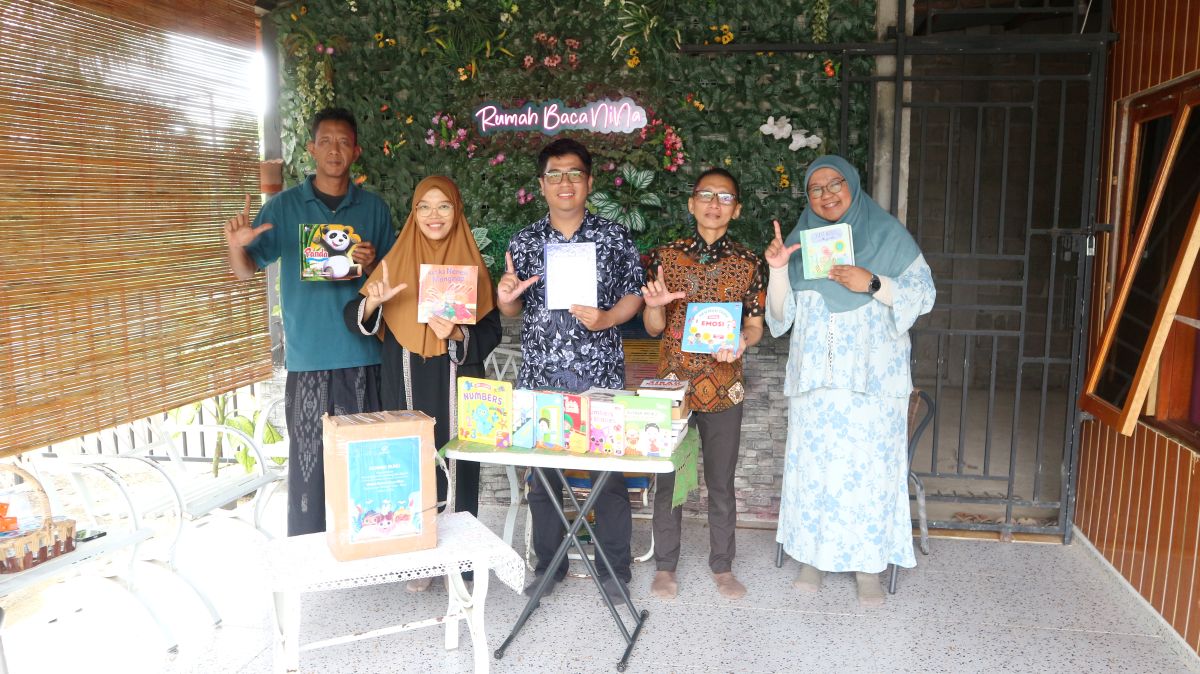 Pengelola Rumah Baca Nina bersama perwakilan “Komdigi Berbagi Buku” dari Perpustakaan Kementerian Komdigi