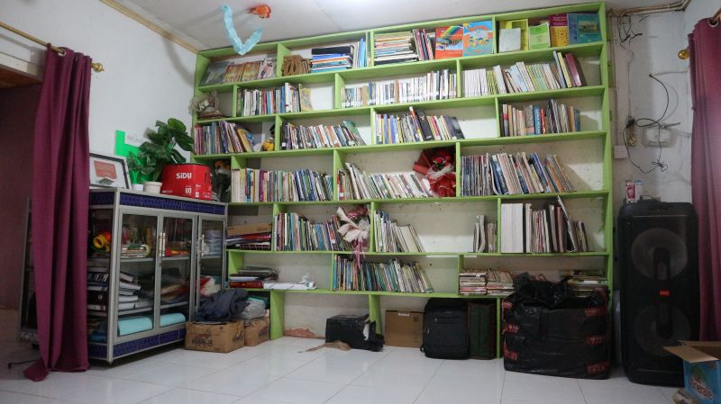Area baca dan koleksi buku Rumah Baca Nina