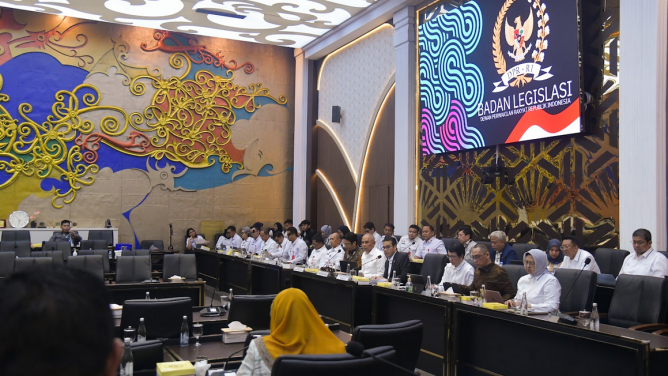 Wamen Nezar Patria: Warga Tak Boleh Lagi Jadi Kurir Data Antar Instansi